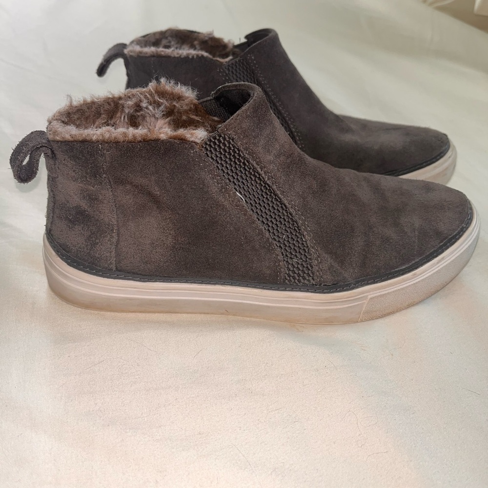 Toms Women’s 6.5 gray suede boot with Cozy Lining